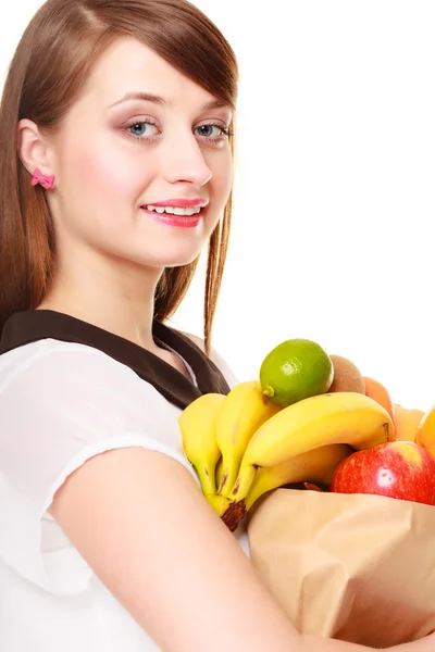 A mercearia. Menina segurando saco de compras de papel com frutas — Fotografia de Stock