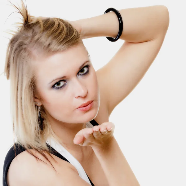 Blondes Mädchen bläst einen Kuss oder mit Kopierplatz auf der Hand — Stockfoto