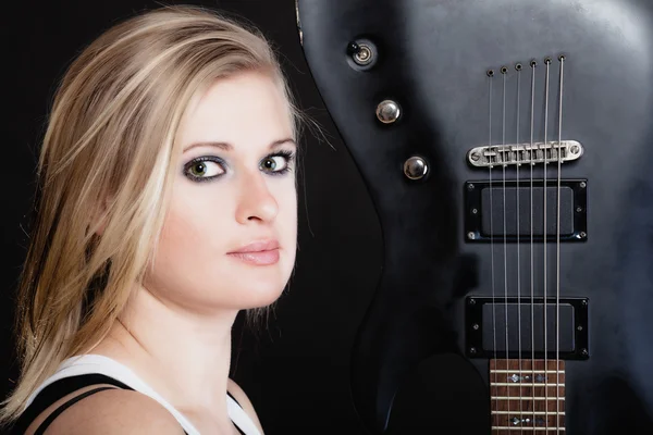 Rocková hudba. dívka hudebník kytarista s elektrická kytara — Stock fotografie