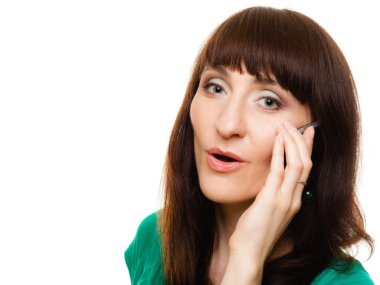 şaşırmış kadın cep telefonu akıllı telefon üzerinde söz.