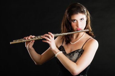 Sanat. kadın flütçü flaustist müzisyen flüt çalmaya