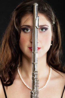 Sanat. kadın flütçü flütçü flüt ile. müzik.