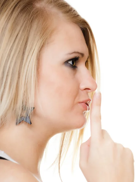 Blond meisje met vinger op lippen vragen om stilte — Stockfoto