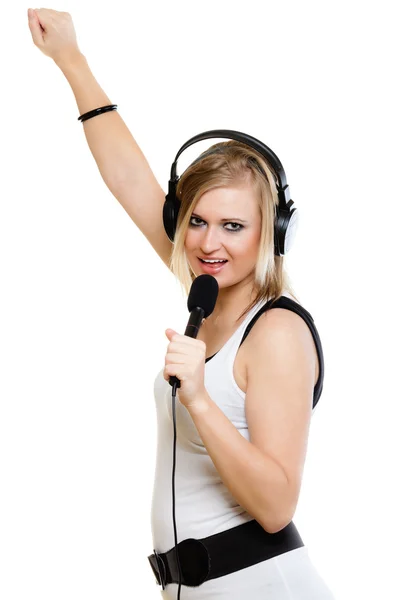 Dívka zpěvák hudebník se sluchátky zpěv na mikrofon — Stock fotografie