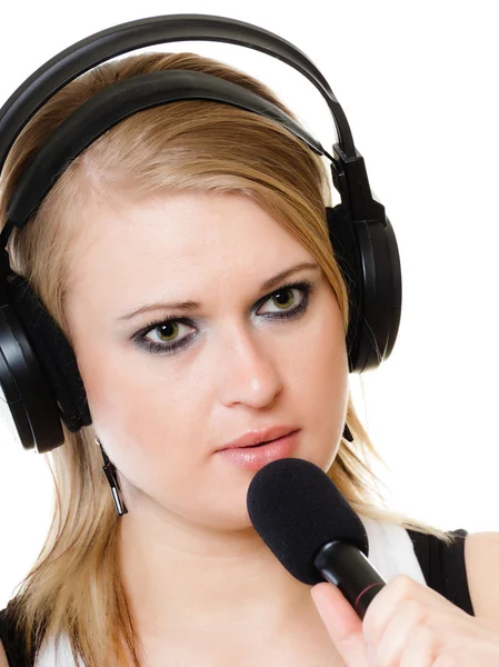 Cantante ragazza musicista con cuffie cantare al microfono — Foto Stock