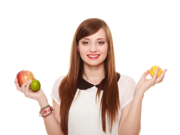 Dieta saudável e nutrição. Menina segurando frutas . — Fotografia de Stock