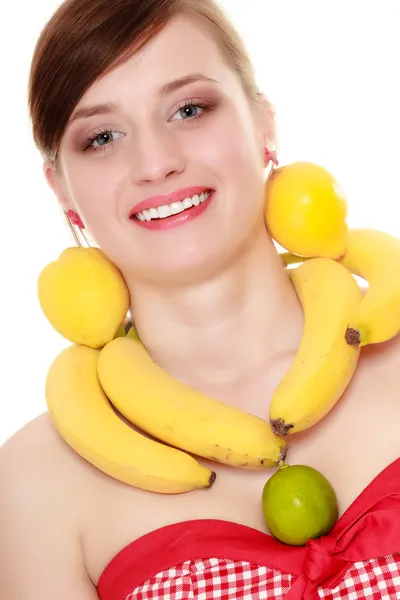 饮食。水果项链和耳环的女孩 — 图库照片