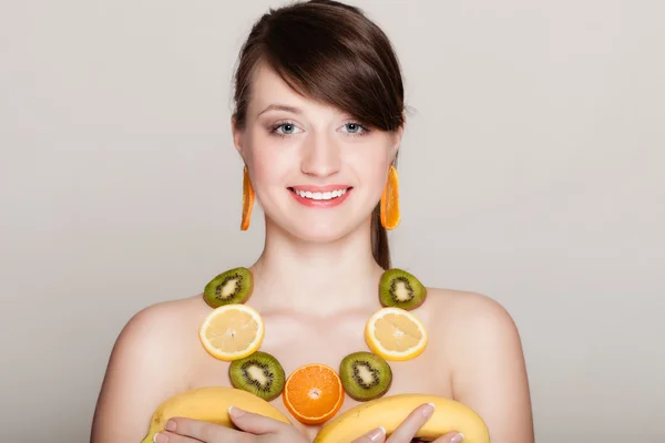 Diet. flicka med halsband av färska citrusfrukter — Stockfoto