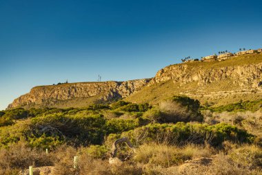 İspanya 'nın Alicante Eyaleti, Santa Pola bölgesindeki kayalıklarda evleri bulunan Costa Blanca kıyıları.