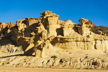 Büyülü şehir Bolnuevo, sarı kumtaşı oluşumlarını aşındırdı, Murcia İspanya. Turist eğlencesi.
