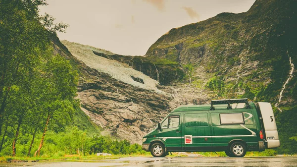 キャンピングカー ヴァン モーター ホーム山とソンダル自治体 ノルウェーのフィヤールラン地区ヨステルダルス氷河国立公園の氷河 — ストック写真