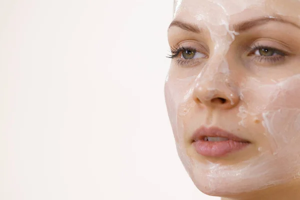 Mujer Joven Con Crema Cosmética Máscara Humedad Cara Tratamiento Belleza — Foto de Stock