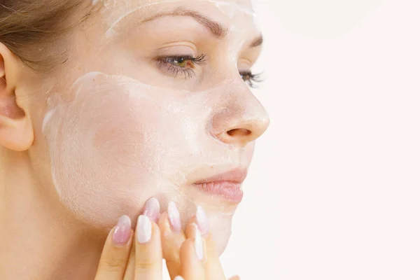 Jeune Femme Appliquant Cosmétique Crème Masque Hydratant Sur Son Visage — Photo