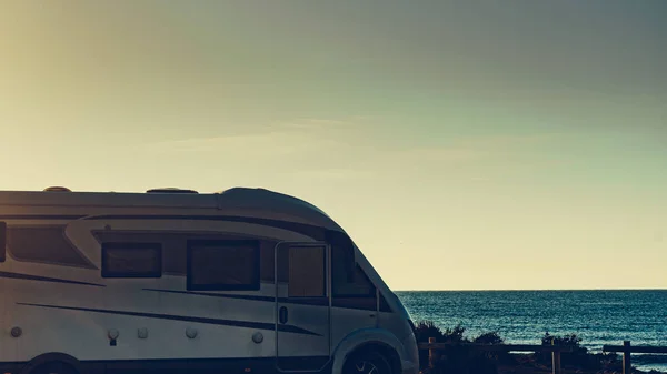 Wohnmobil Freizeitfahrzeug Der Mittelmeerküste Spanien Zelten Naturstrand Urlaub Und Reisen — Stockfoto