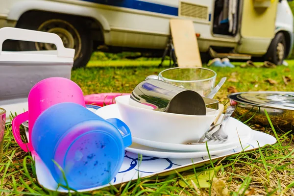 室外的脏盘子与野营车相对照 在新鲜的空气中洗澡 在大自然中露营 在外面洗碗 — 图库照片