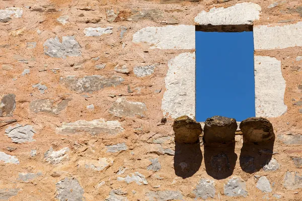 建築の詳細 窓が開いている古い石の壁 ギリシャ系の村 ヴァティア マニニ半島に古い放棄された塔の家 ラコニア ペロポネソス ヨーロッパ — ストック写真