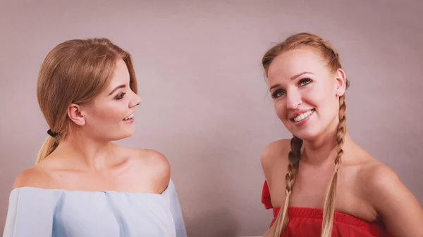 Дві Молоді Дорослі Жінки Розмовляють Один Одним Проводячи Емоційну Дискусію — стокове фото