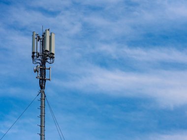 Mavi gökyüzüne karşı sinyal ya da cep telefonu kulesi. Radyo anteni. 5g ya da 4g İnternet kullanarak modern telekomünikasyon.