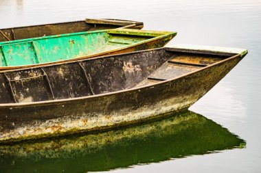 Nehir suyunda demirli tekneler