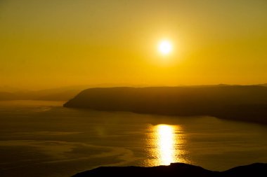Gün batımında kıyı manzarası. Almerya İspanya 'da Mesa Roldán burnu