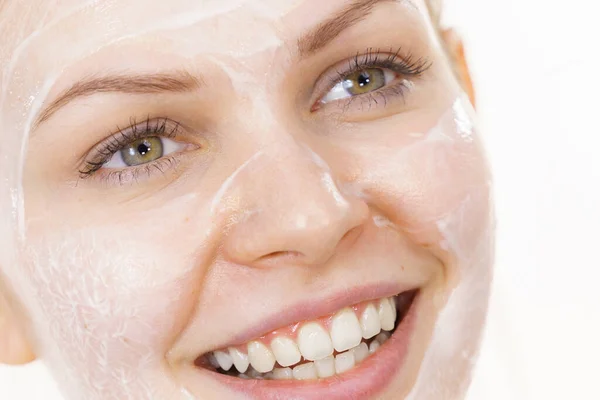 Jonge Vrouw Met Crème Cosmetische Masker Vocht Haar Gezicht Schoonheidsbehandeling — Stockfoto