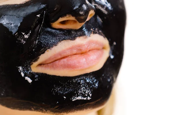 顔に化粧品を持つ若い女性は カルボデトックスマスクオフブラックピール スパトリートメント スキンケアだ 唇の詳細 — ストック写真