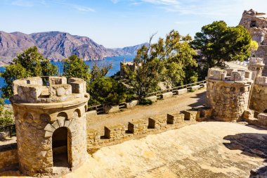 Turistik bir yer. Castillitos bataryası, İspanya Cartagena, Cabo Tinoso. Ortaçağ şatosunu taklit eden tahkimatlar. Savunma mimarisi.