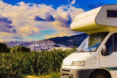 İspanya 'nın Granada kentindeki Kosta Tropikal Salobrena şehrini ziyaret eden bir karavan..