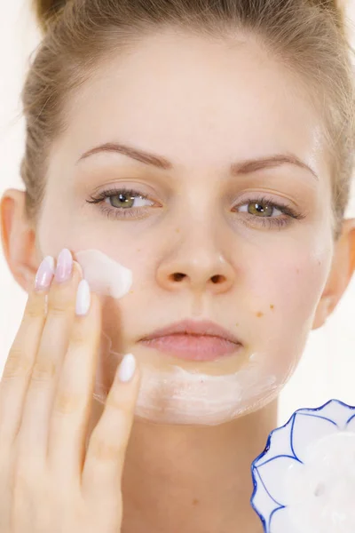 Mujer Joven Aplicando Crema Cosmética Mascarilla Hidratante Cara Tratamiento Belleza — Foto de Stock