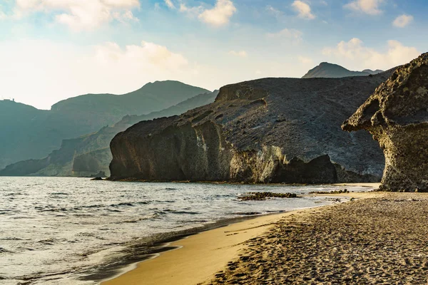Monsul plajı. Kıyı manzarası, Cabo de Gata Nijar Doğal Parkı, Almerya, Endülüs, İspanya.