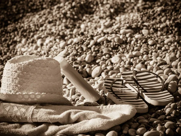 Akcesoria Plażowe Ręcznik Opalania Kapelusz Słoneczny Klapki Kamień Skały Sand — Zdjęcie stockowe