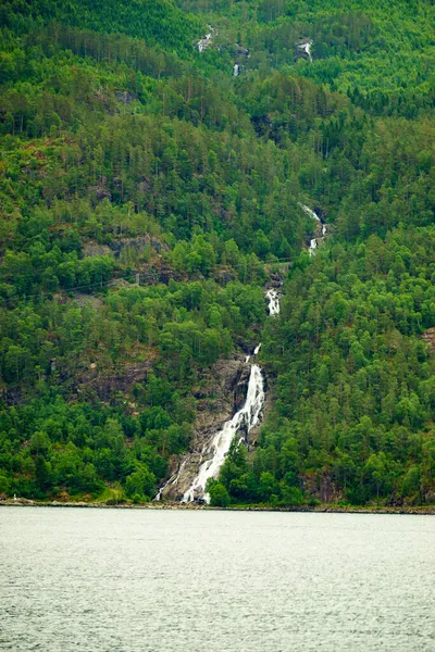 Norwegische Landschaft Grüne Hügel Mit Wasserfall Fließen Den Saudafjord Nationale — Stockfoto