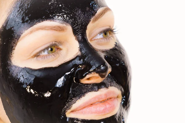 Giovane Donna Con Cosmetici Sul Viso Detox Carbo Maschera Peel — Foto Stock