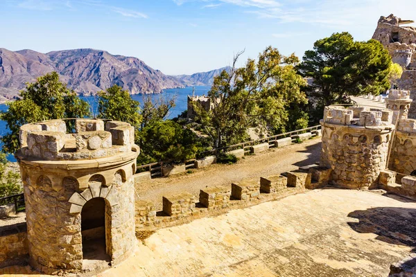 Turistik bir yer. Castillitos bataryası, İspanya Cartagena, Cabo Tinoso. Ortaçağ şatosunu taklit eden tahkimatlar. Savunma mimarisi.