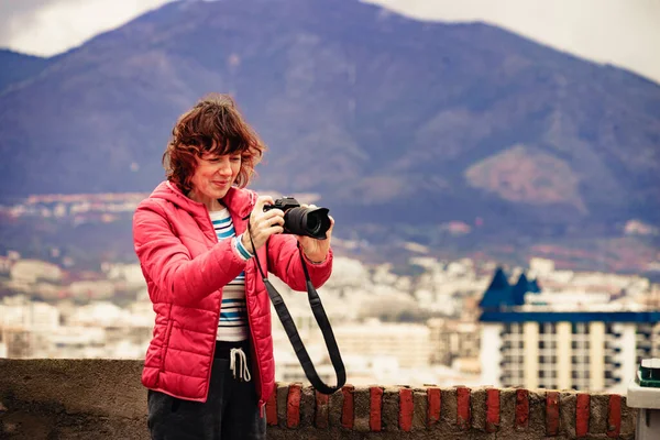 Kameralı bir turist Fuengirola 'da, İspanya' nın başkenti Malaga 'da fotoğraf çekiyor. Costa del Sol 'da tatiller.