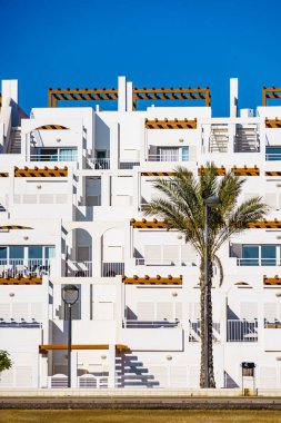 İspanyol tatil köyü beyaz binaları. Endülüs 'teki Mojacar köyü, Almerya kıyısı, İspanya