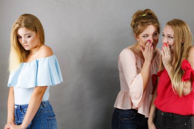 Onun hakkında dedikodu yapan iki bayan arkadaş tarafından zorbalığa uğrayan bir kadın. Dostluk rekabeti ve kıskançlık sorunları.