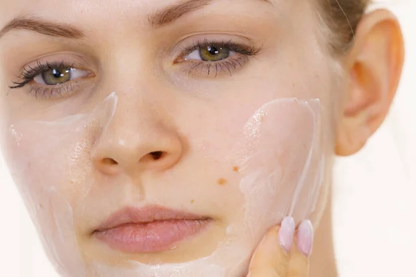 Mujer Joven Aplicando Crema Cosmética Mascarilla Hidratante Cara Tratamiento Belleza — Foto de Stock