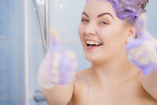 Mujer Aplicando Champú Para Colorear Cabello Mujer Que Tiene Producto —  Fotos de Stock