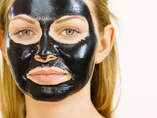 Jonge Vrouw Met Carbo Detox Zwarte Peel Masker Haar Gezicht — Stockfoto