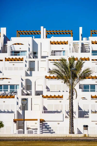 İspanyol tatil köyü beyaz binaları. Endülüs 'teki Mojacar köyü, Almerya kıyısı, İspanya