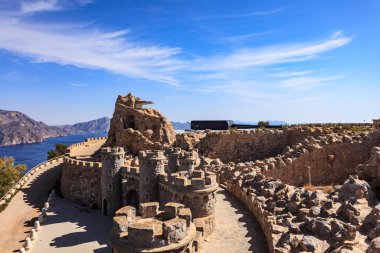 Turistik bir yer. Castillitos bataryası, İspanya Cartagena, Cabo Tinoso. Sahil savunma için askeri top, donanma topları. Mezranon Silahları.