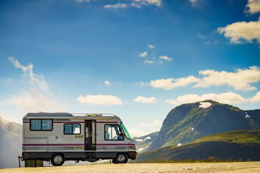 Norveç dağlarında yol kenarında camper araba. Seyahat, tatil ve macera konsepti. Norveç İskandinavya Avrupa.