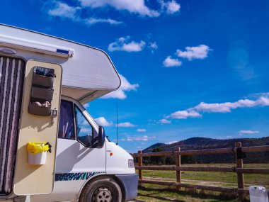 Kamp karavanı doğada kamp yapıyor, İspanya. Karavanla macera.