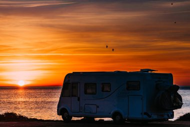 Akdeniz kıyısı Costa del Sol, Endülüs İspanya 'da gün doğumunda karavan. Doğa plajında kamp yapmak. Tatil ve karavanda yolculuk.