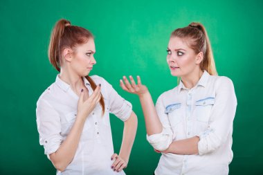 Genç bir kadın arkadaşına bazı sırlar anlatıyor, iki kadın dedikodu yapıyor. Heyecanlı duygusal kız insan kulağına fısıldıyor