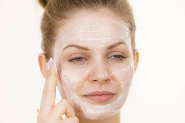 Mujer Joven Aplicando Crema Facial Cosmética Mascarilla Hidratante Cara Piel —  Fotos de Stock