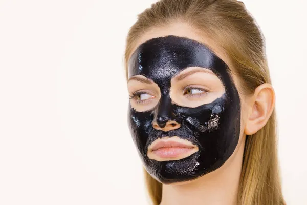 Junge Frau Mit Carbo Detox Black Peel Maske Auf Dem — Stockfoto