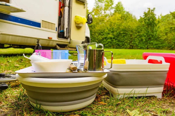 许多清洁的盘子在户外对着野营车烘干 在新鲜的空气中洗澡 野外露营 室外洗碗 — 图库照片