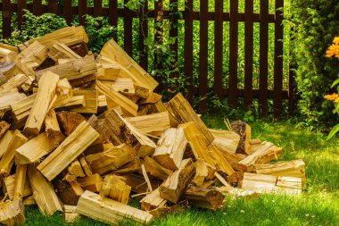 Dışarıda odun yığını var. Kış için hazırlık.